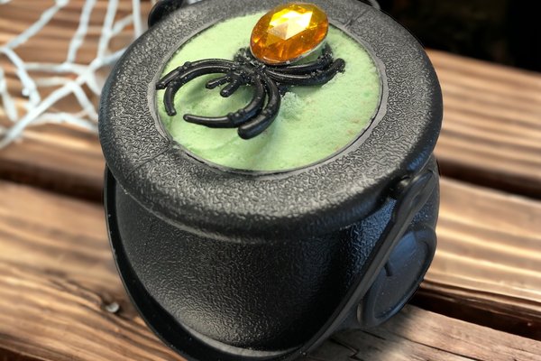Juicy Pear Spider Cauldron Bath Bomb